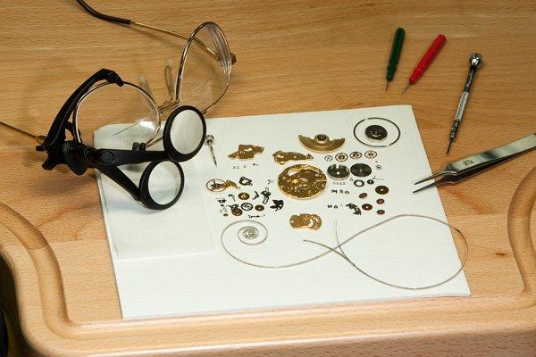 Our expert watchmaker completely disassembled this mechanical watch!