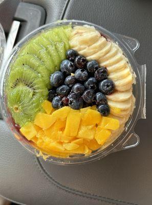 Açaí and mango mix w/Kiwi, blueberries, bananas, mango and granola