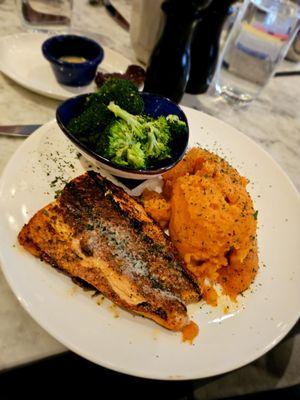 Salmon with mashed sweet potatoes