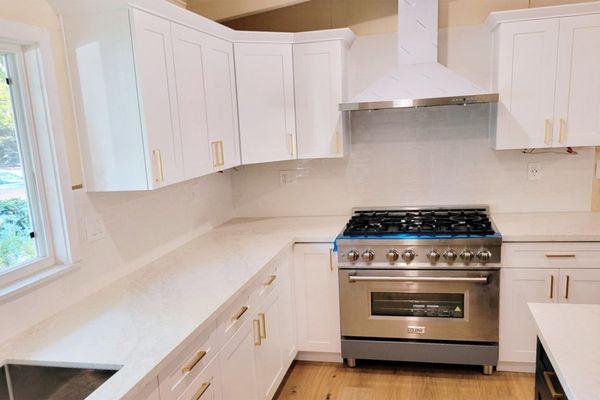 CABINET: Shaker Style in White Finish
 HANDLES: Brushed Gold Finish