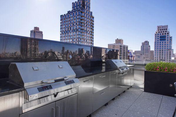 Newly renovated rooftop with gas grills at The Ventura Luxury Rental Apartments, New York City, Upper East Side