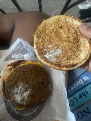 Ok so I asked for no onions and add mayo and they gon give me this much. This is a Double Cheeseburger