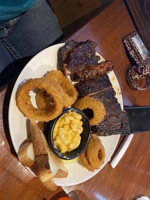 Half rack ribs with onion rings and Mac & cheese