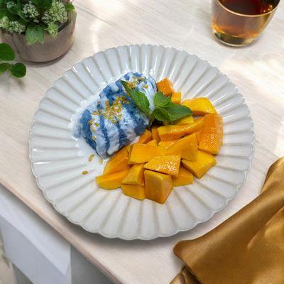 Mango with sweet sticky rice.