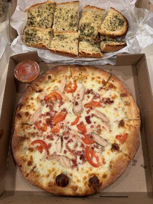 Garlic Chicken Ranch Pizza and side of garlic bread