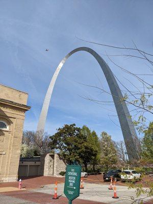 The Gateway Arch as seen from the Old Cathedral, Saint Louis