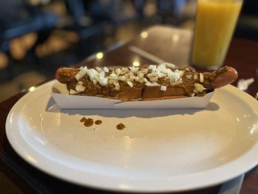 Chili cheese dog with onions that I ordered with my massive breakfast. Look at how pretty that dog is.