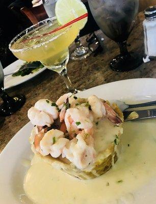 Margarita and shrimp mofongo with white sauce