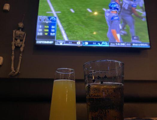 View of tv screen mimosa and modelo