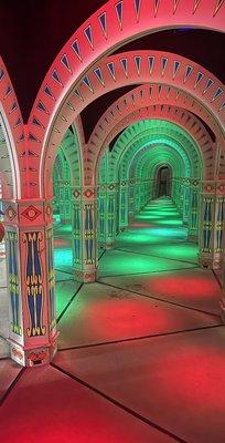 Amazing Mirror Maze & Circus Golf