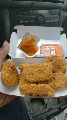 Chicken nuggets with sauce