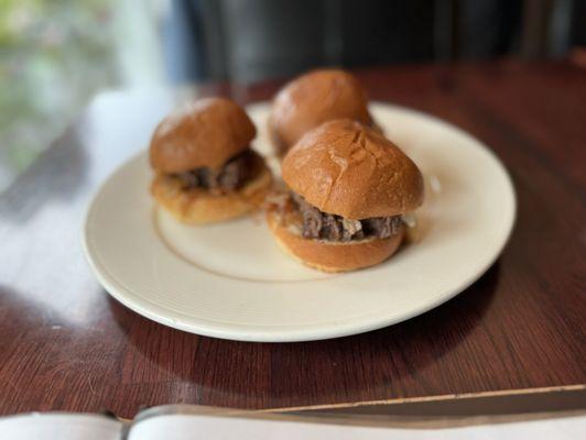 Beef sliders with horseradish