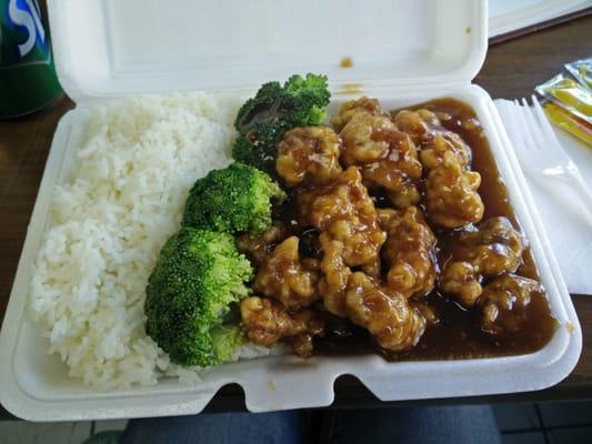 General Tsos Chicken with white rice from the lunch special menu