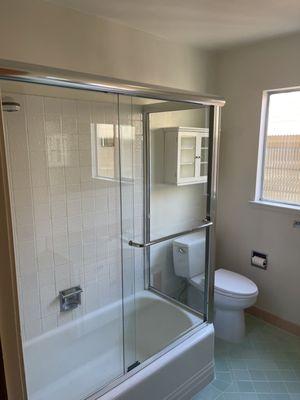 Euro style tub enclosure with return