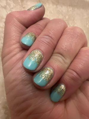 Gel manicure with glitter.