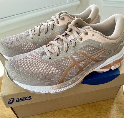 Rose gold it is! Different from my hot pink and electric blue pick. Highly recommend Asics if you need arch support.#heartwalk