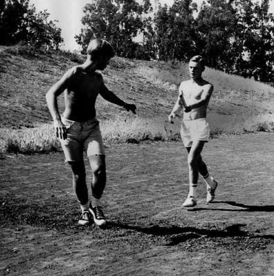 1966, Mission San Jose High School, Fremont: Mike passes the baton to Bob.  San Jose Mercury news Archivs