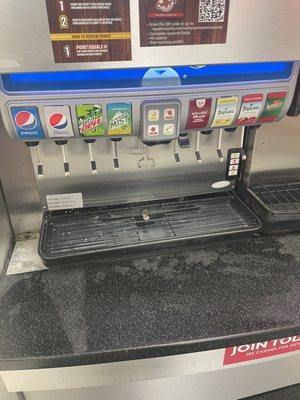 As you can see in this photo the soda machine in question from Kelsis review does indeed have a water source.