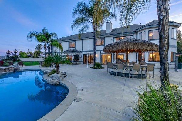 Look at that pool and bar area....Entertainer's dream back yard!