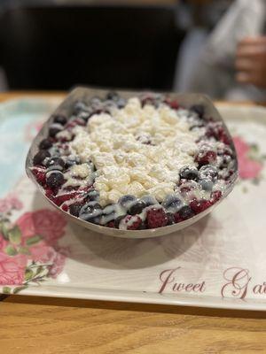 Berry shaved ice dessert