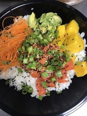 Poke salmon with mango and avocado