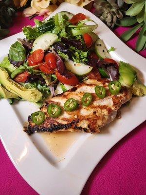 Broiled chicken and salad