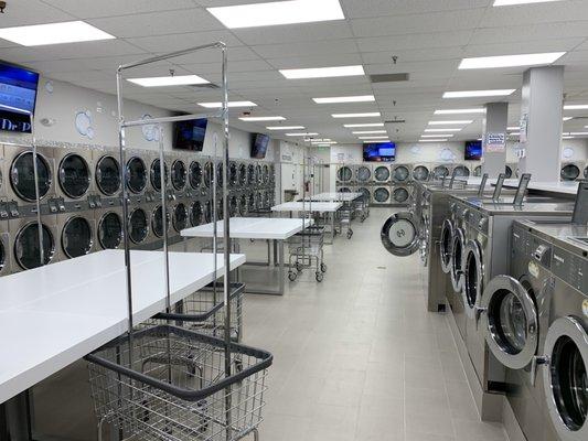 Clean! Lots of washers and dryers!