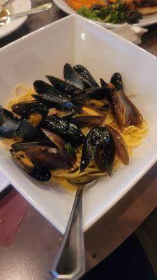 Mussels Dinappoli in spaghetti