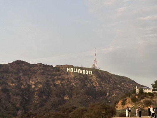 So many people here during sunset time. Hard to find parking spot!!! But worth going for sunset and Hlywood sign.