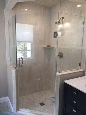 Neoangle shower enclosure