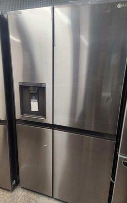 New lg refrigerator in great working conditions with a warranty call 817-431-9274