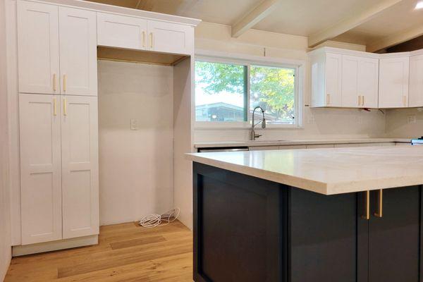 CABINET: Shaker Style in White & Navy Blue Finish
 HANDLES: Brushed Gold Finish