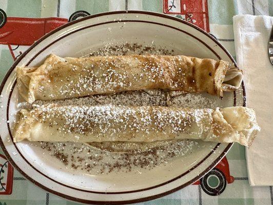 Palacsinta with apricot jam topped with sugar and cinnamon