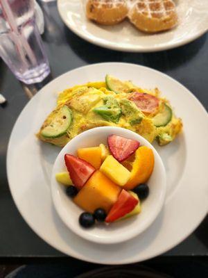 Veggie omelette w side of fruit