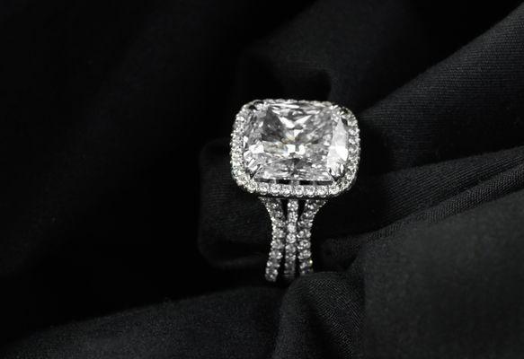 We show our customers the full value of their jewelry using third party references and guides before we make our offer.