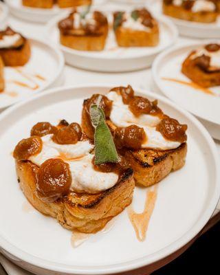 GOAT CHEESE APPLE BUTTER TOAST