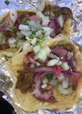 Tacos de birria, con cilantro y cebolla, cebolla morada con chiles habaneros