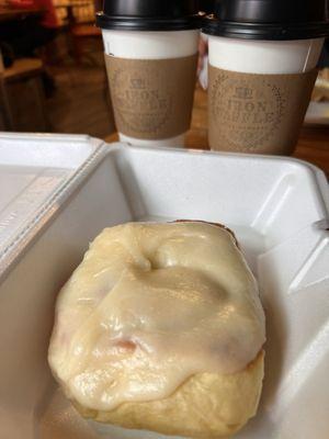 Cinnamon roll +latte