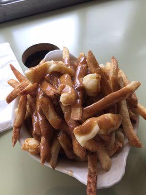 Regular size poutine