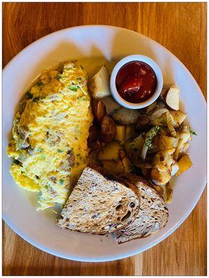 Chicken Sausage Swiss Omelette con potatoes y wheat toast. #SundayBrunch #HotPhoto