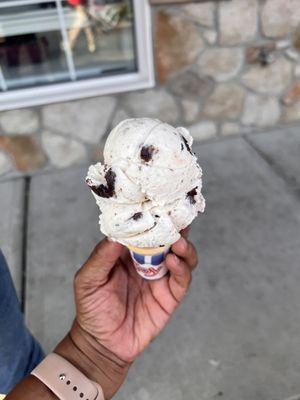 Small Cookies and cream cone