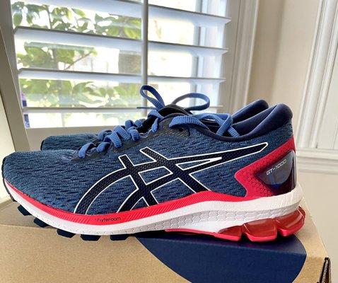 I LOVE Asics shoes like candy. lol. Fast and free shipping always. It's a gorgeous 67, let's go for that walk. #asics. \(*‿*)/