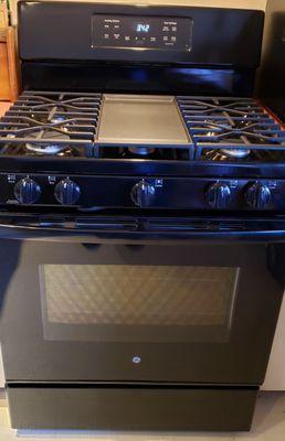 Brand new GE gas stove that we love very much! Ferraris did a great job installing it to help make our kitchen look nice!