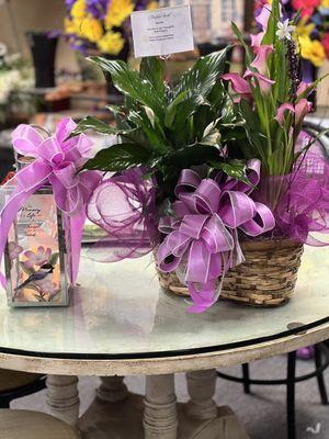 Memory lantern and a double basket with peace lily and calla lily