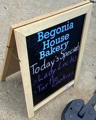 Business's sign at Oakmont Farmers Market