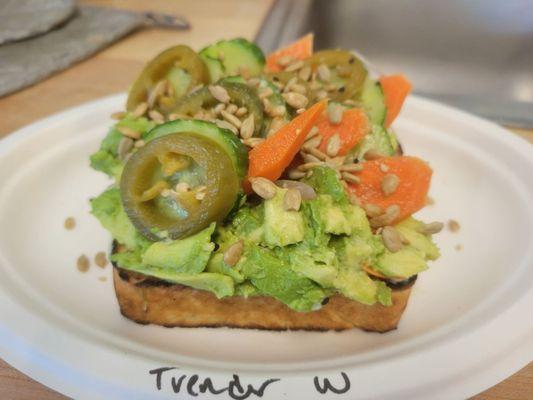 Trender: Avocado, pickled onion, cucumber, jalapeno, sunflower seeds, bagel salt