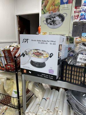 Hot pot at home! There is a variety of kitchen utensils, appliances, etc. here.