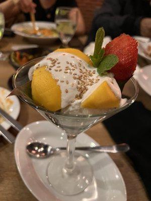 Sticky rice with mango