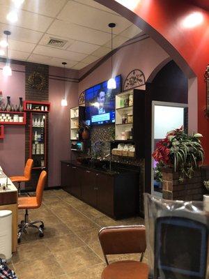 Here is the bigger TV in the center of the salon.