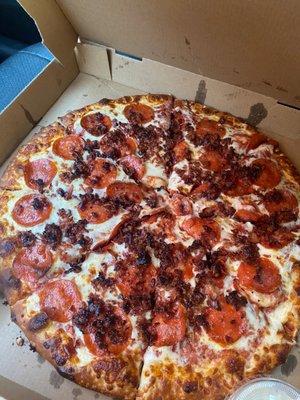 "A PICTURE IS WORTH A THOUSAND WORDS"... Pepperoni and bacon = THE BOMB ***** This place never disappoints!!